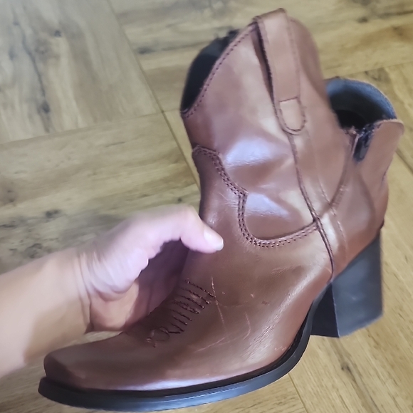 Tierra Bendita Elegant Brown Ankle Booties - Picture 10 of 16